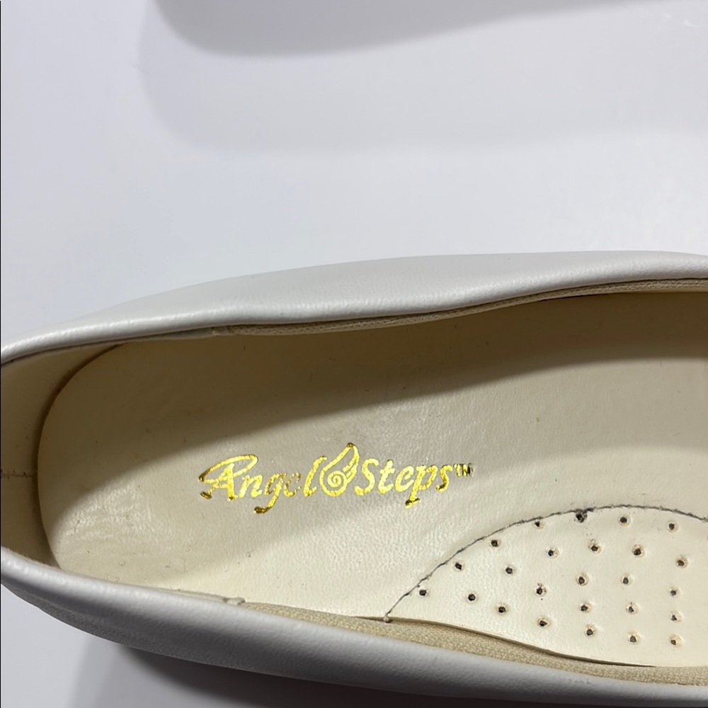 NEW! ComfortStep Women's White low heel with Cushioned Insole - Picture 2 of 8